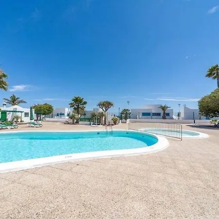 בית נופש Bandama 14! 2 Bedroom Newly Renovated Bungalow, Pocillos, Puerto Del Carmen. פוארטו דל כרמן